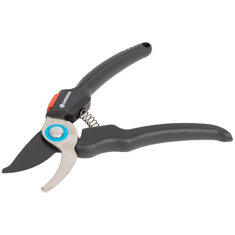 Sécateur à cliquet Gardena en action