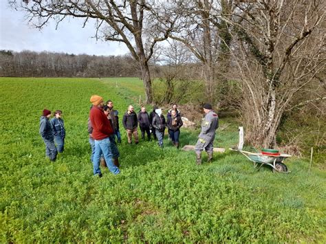 Photo d'un jeune en formation travaillant sur une exploitation agricole