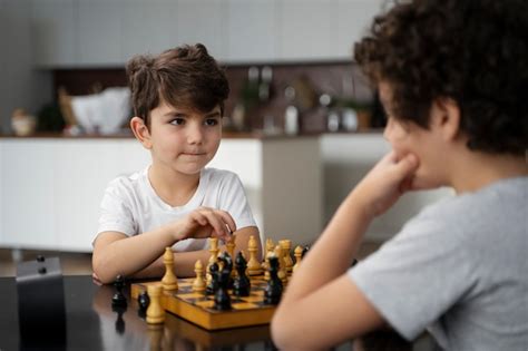 Enfants jouant aux échecs