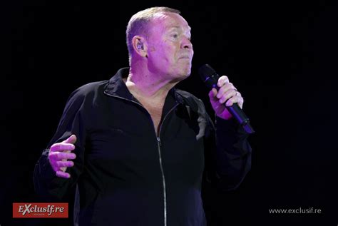 Ali Campbell en concert, avec le public en liesse