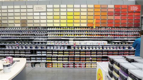 Intérieur du magasin Castorama avec différents rayons