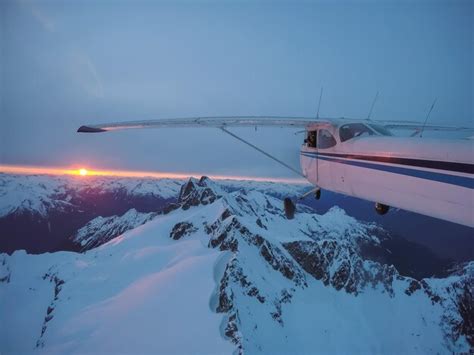 Vue aérienne d'un avion léger survolant un paysage montagneux
