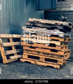 palettes en bois empilées et cassées