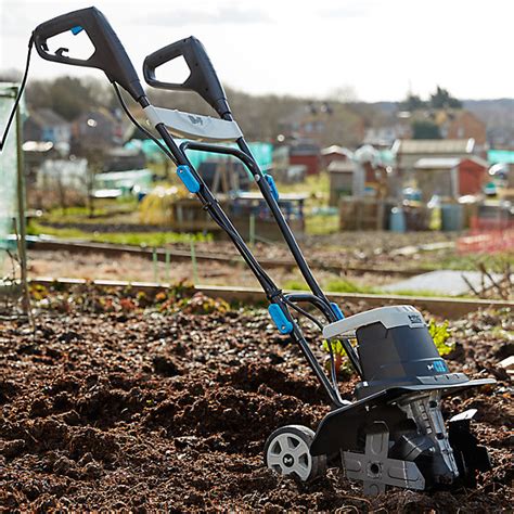 Motobineuse Mac Allister MTP750 en action dans un jardin