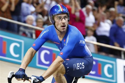 Elia Viviani en action lors d'un sprint