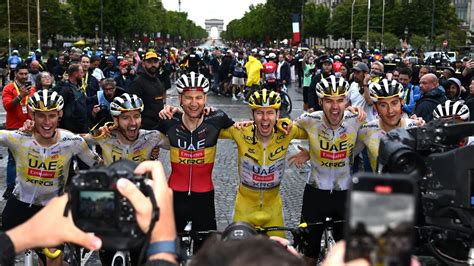Célébration de victoire d'équipe cycliste