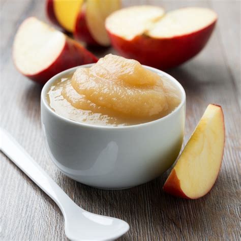 Assiette de compote de pommes fraîchement préparée