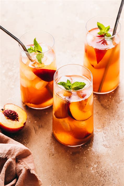 Tasse de thé glacé à la pêche et à l'hibiscus