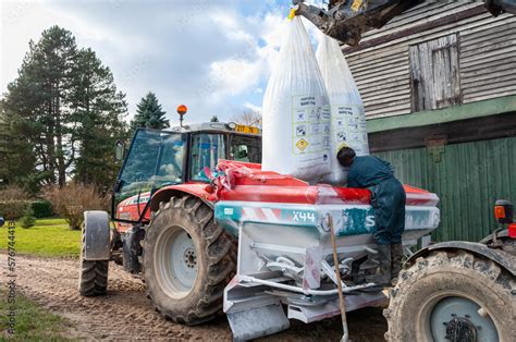 Remplissage d'un épandeur d'engrais avec un big bag