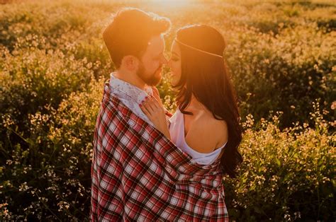 Couple s'embrassant avec tendresse
