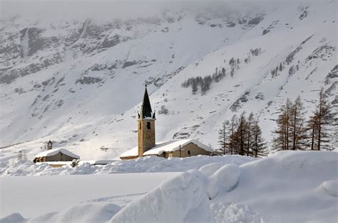 Vue panoramique sur le village de Bessans et ses environs montagneux