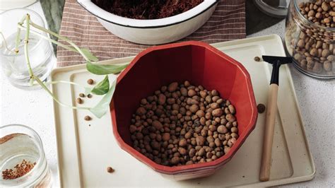 Personne fabriquant des boules d'argile
