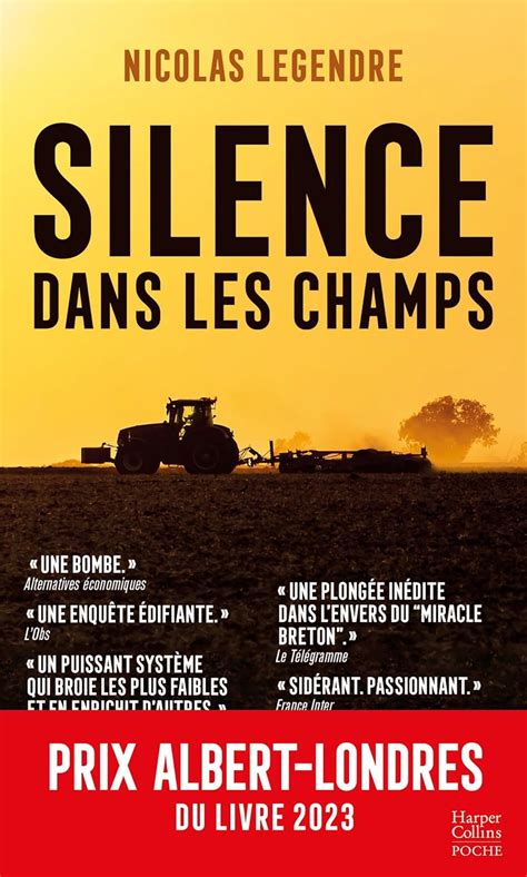 Pratiquants marchant en silence dans les champs lors d'une marche méditative