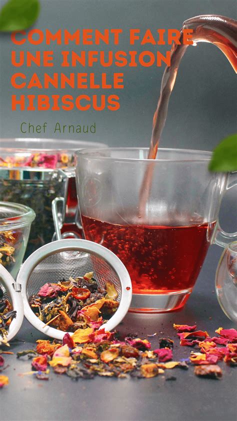 Infusion d'hibiscus dans une tasse en verre montrant la couleur rouge intense
