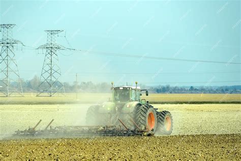 Champ de culture avec des rangs bien définis et un tracteur réalisant du binage