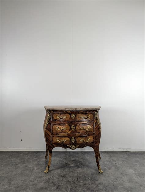 Commode Louis XV en marqueterie de bois de citronnier