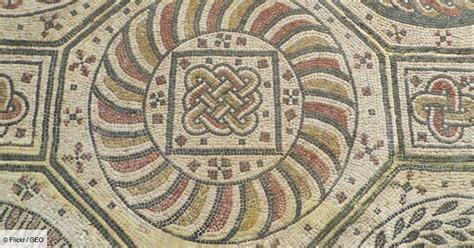 Rinceau végétal sur une mosaïque romaine