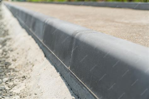 Bordure en béton posée en escalier sur une pente