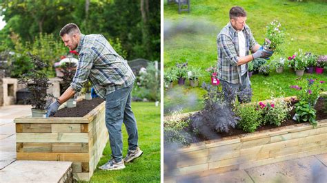 personne jardinant dans une jardinière surélevée
