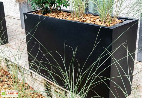 Schéma des avantages d'une jardinière haute (volume de terre, autonomie des plantes, taille des végétaux, brise-vue)