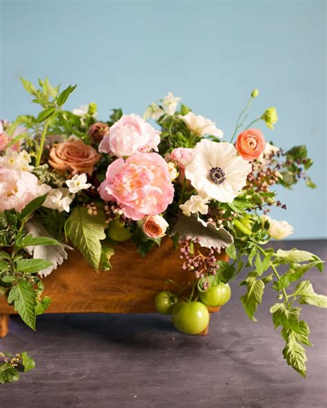 Exemple de composition florale harmonieuse en jardinière avec différentes hauteurs et couleurs