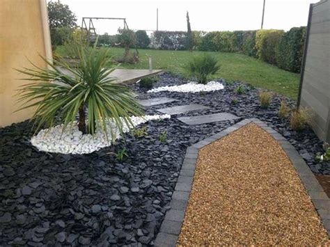 Exemple de paillage avec des galets décoratifs