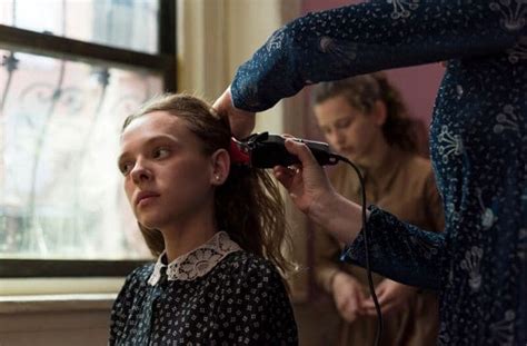 Shira Haas dans la série Unorthodox après sa tonte de cheveux