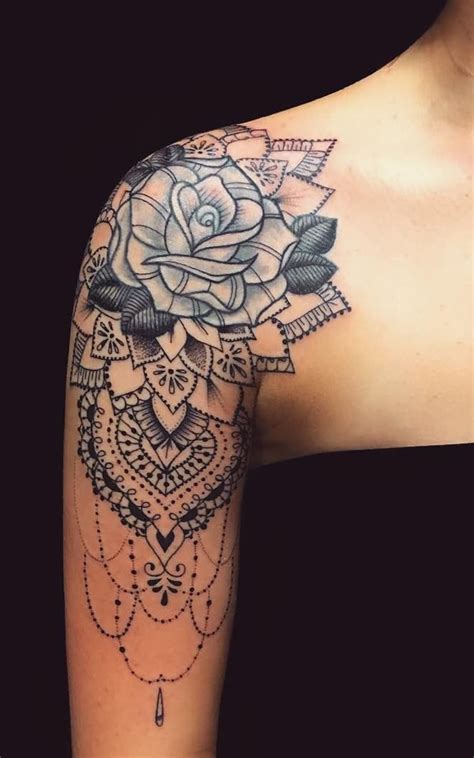 Exemple de tatouage floral sur l'épaule