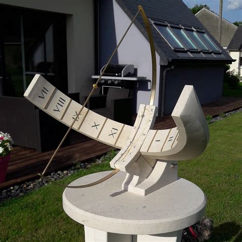 Cadran solaire horizontal épuré dans un jardin