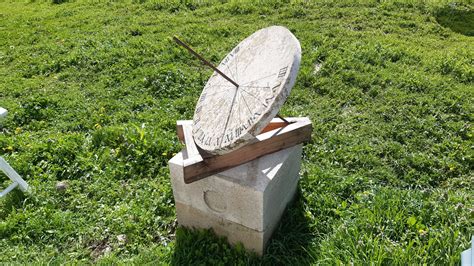 Détail de la graduation d'un cadran solaire contemporain