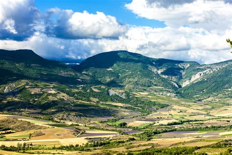Paysage de Bellegarde-en-Diois avec montagnes en arrière-plan et champs cultivés