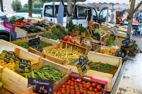 Marché de producteurs locaux avec des produits frais