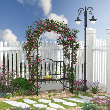 Arche de jardin avec clématites et rosiers