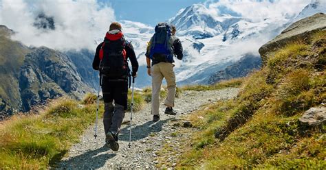 Randonneurs sur un sentier du Rouge Gazon avec vue panoramique