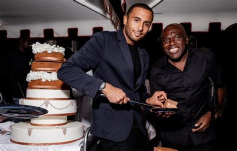 Portrait de Yazid Ichemrahen et ses trophées de champion