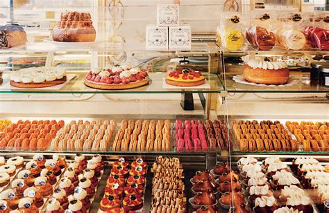 Intérieur lumineux de La Pâtisserie Vernet avec vue sur l'atelier