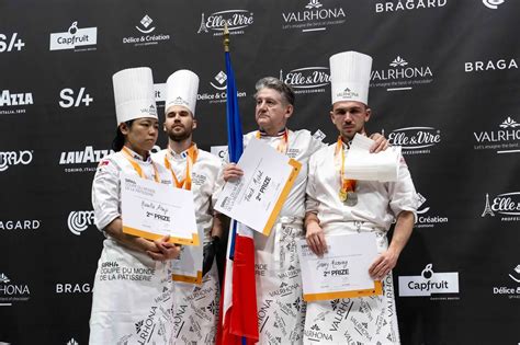 Participants adultes à une Masterclass de pâtisserie à Avignon
