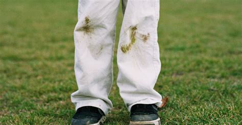 Taches d'herbe sur un pantalon