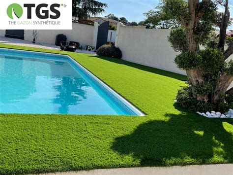 Piscine avec plage en gazon synthétique