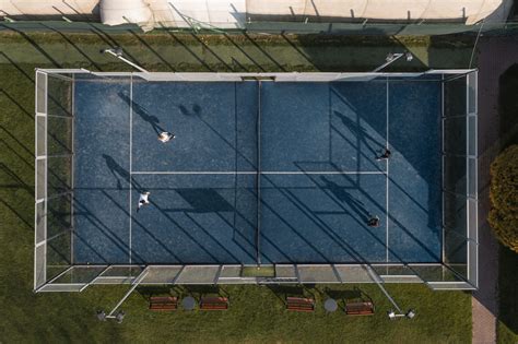 Vue aérienne d'un terrain de padel moderne