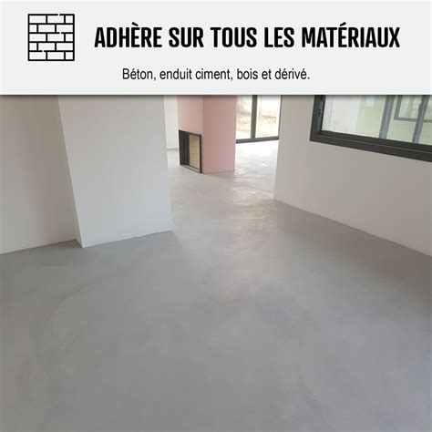 Application d'un vernis protecteur sur béton ciré
