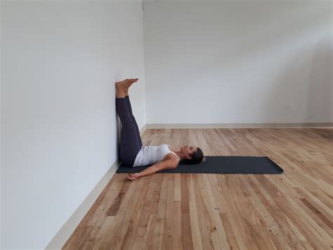 Personne pratiquant Viparita Karani (Jambes au Mur)