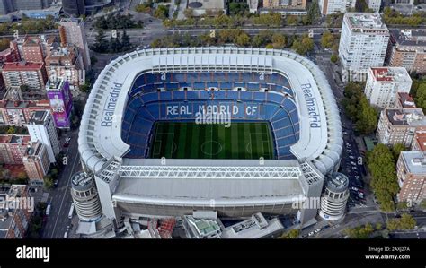 Vue aérienne du stade Santiago Bernabéu avec le toit ouvert