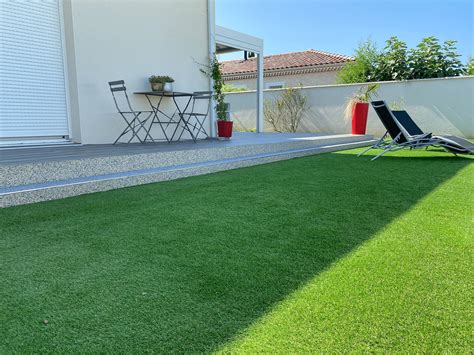 Terrasse moderne avec gazon synthétique et mobilier d'extérieur