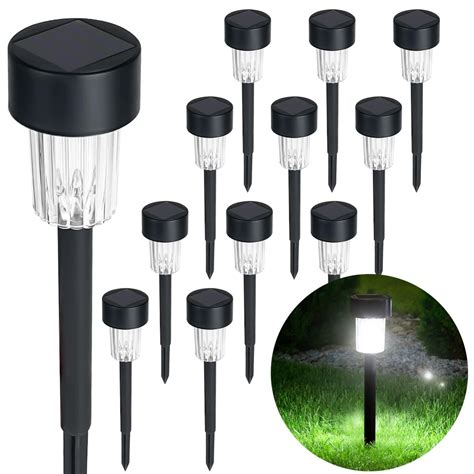 Exemples d'installations de lampes solaires dans un jardin