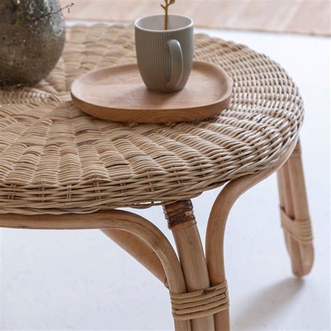 Table basse en rotin peinte en couleur vive