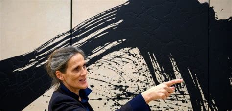 Fabienne Verdier en atelier utilisant ses pinceaux géants