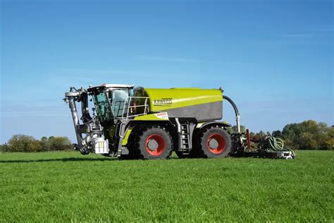 Photo du tracteur Claas Xerion 4000 Saddle Trac avec cuve d'épandage de lisier
