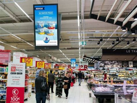 Image d'un panneau d'affichage de promotions de magasins