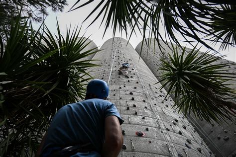 Grimpeur sur un mur d'escalade urbaine